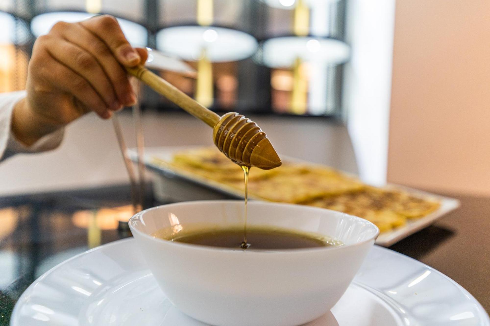 One Hotel קזבלנקה מראה חיצוני תמונה Honey being drizzled from a honey dipper