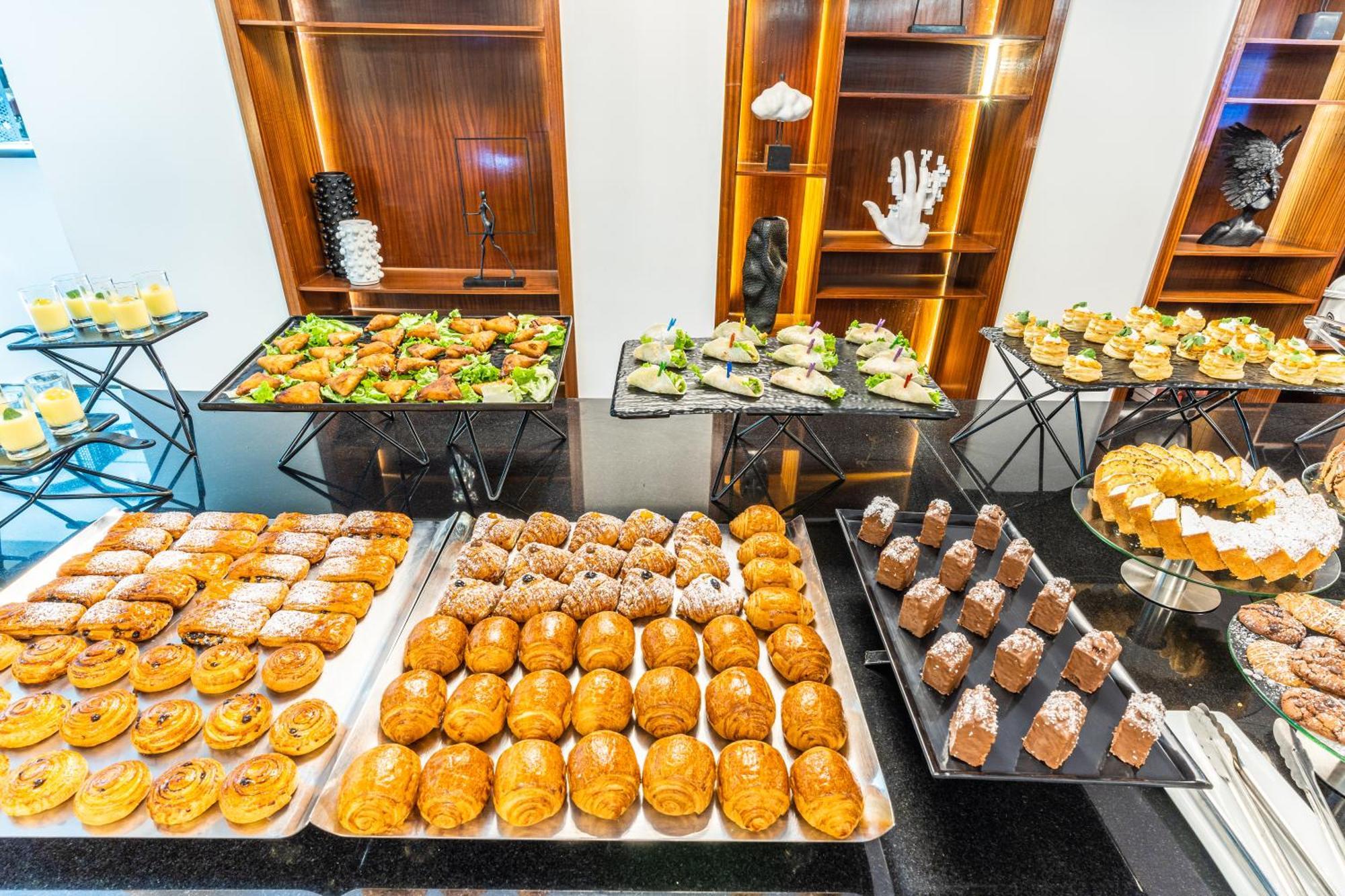 One Hotel קזבלנקה מראה חיצוני תמונה A selection of pastries at a buffet