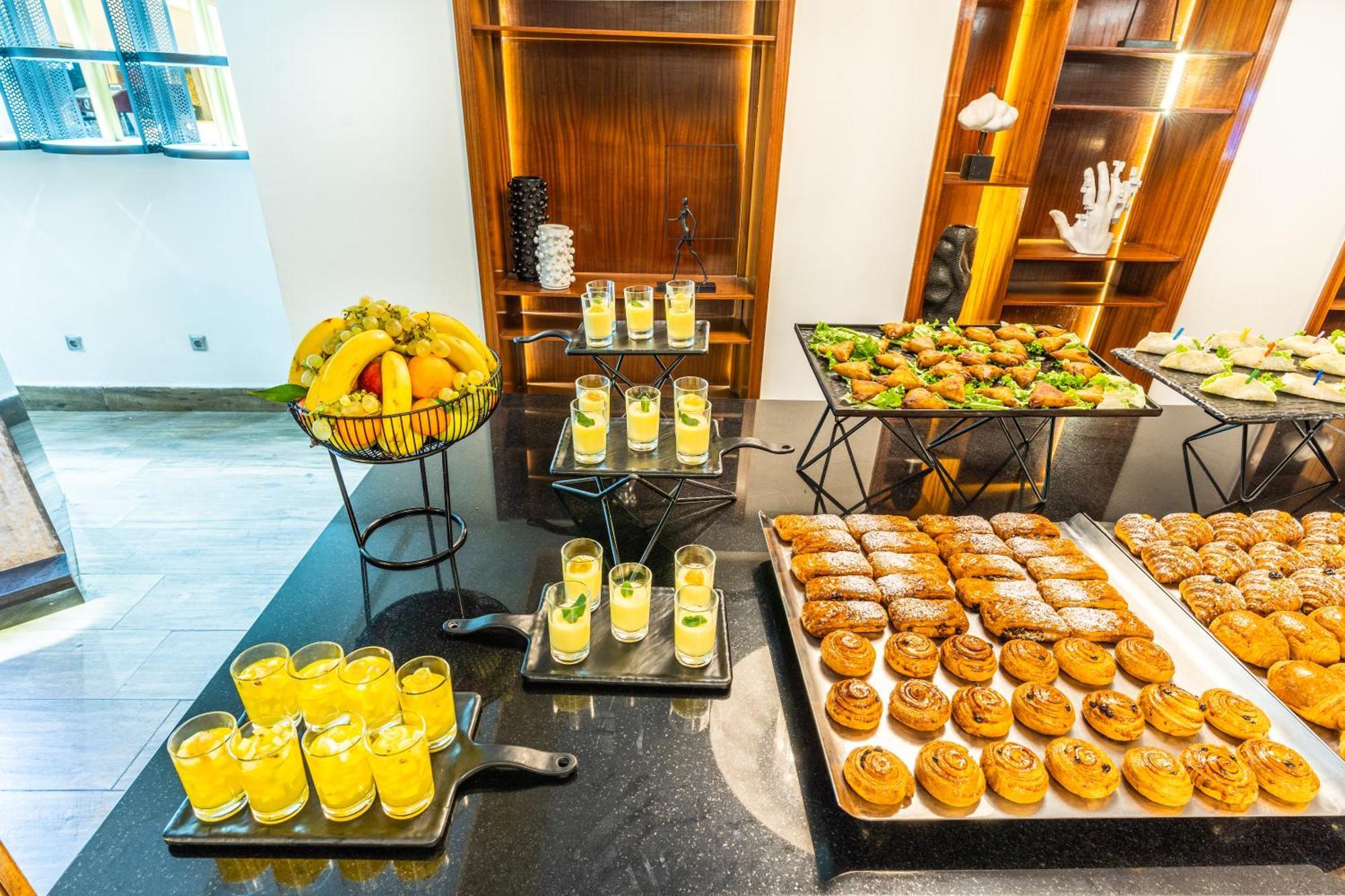 One Hotel קזבלנקה מראה חיצוני תמונה A selection of desserts at a buffet