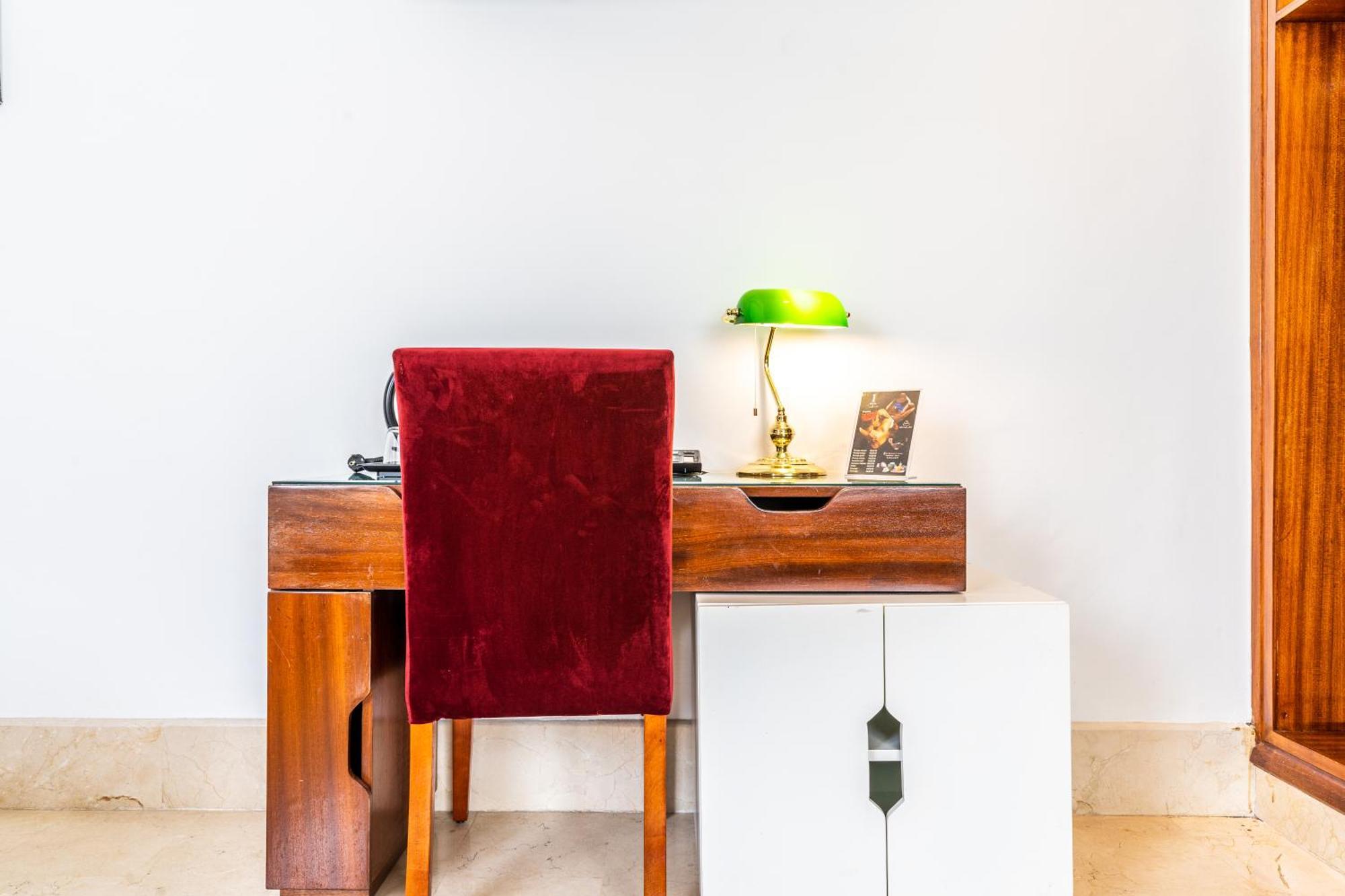 One Hotel קזבלנקה מראה חיצוני תמונה A desk with a green table lamp