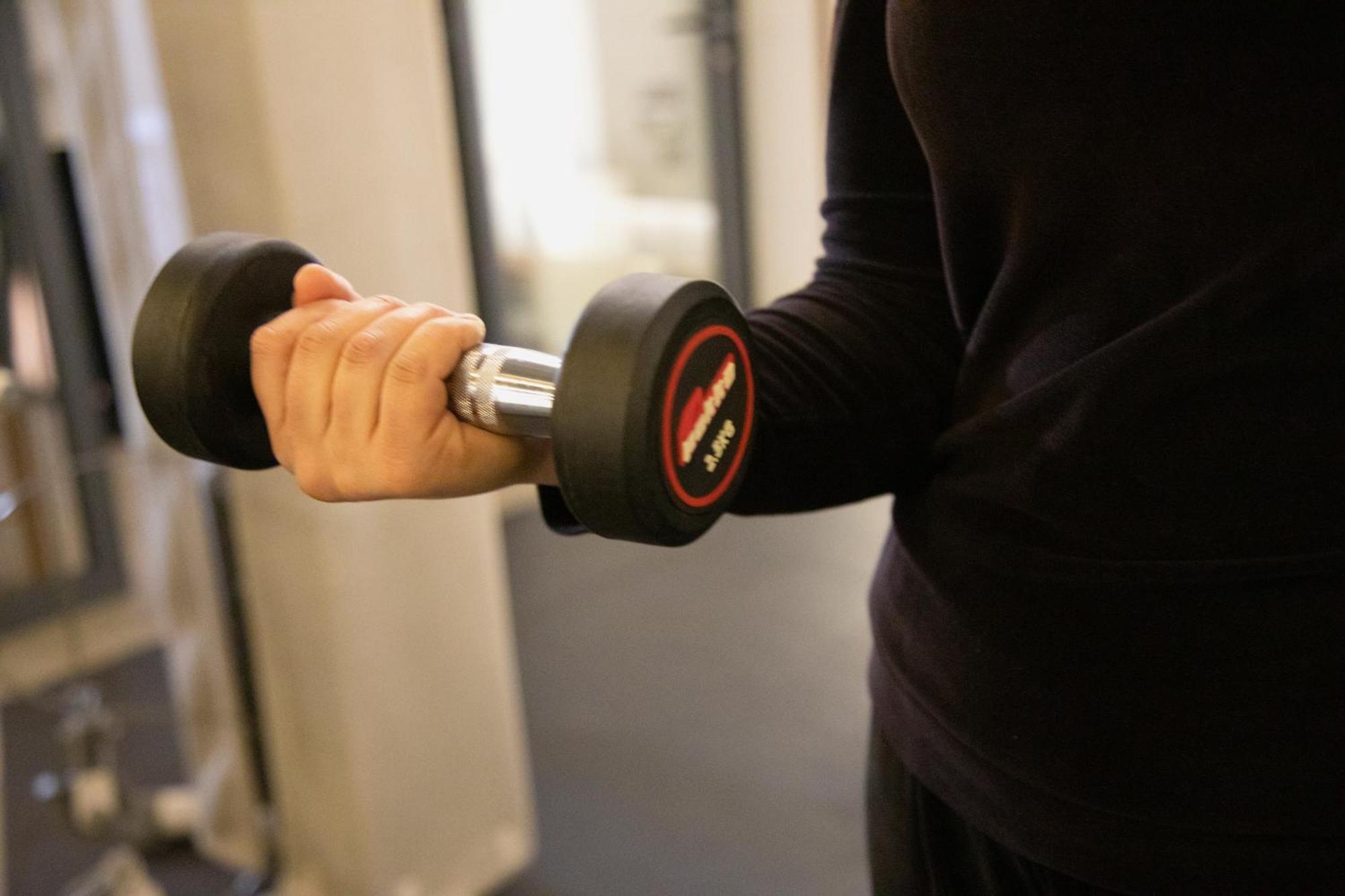 One Hotel קזבלנקה מראה חיצוני תמונה A man lifting a dumbbell